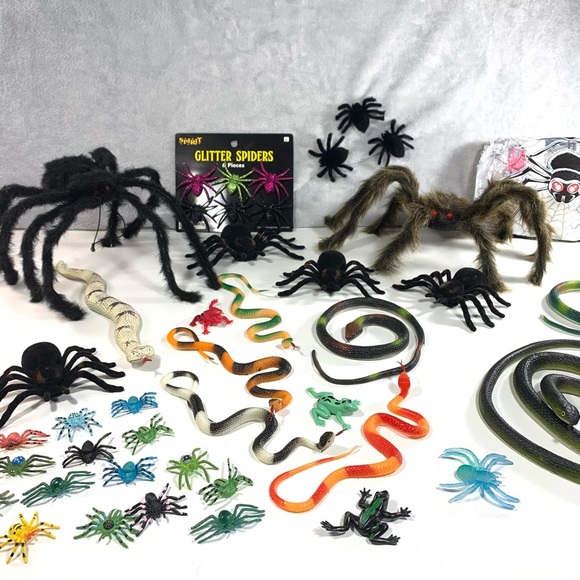 Halloween Party Props Toys Creepy Fake Spiders & Snakes Lot - Picture 1 of 11